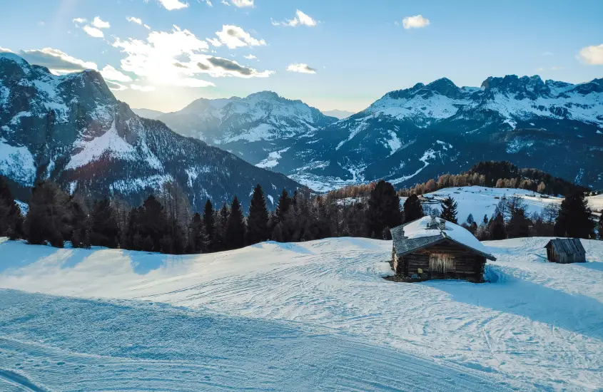 Pistas de esqui em Val di Fassa, um paraíso para esquiadores nas Dolomitas, cercado por montanhas nevadas