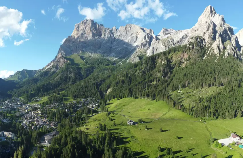 Vista panorâmica de San Martino di Castrozza, uma cidade encantadora e econômica nas Dolomitas, rodeada por montanhas