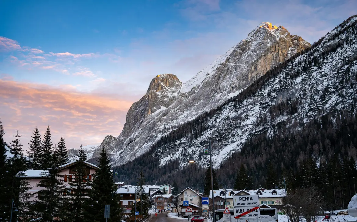 Amanhecer em Cortina d'Ampezzo, um dos melhores destinos de hospedagem nas Dolomitas, cercado por montanhas cobertas de neve