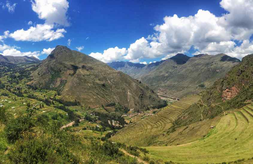 Em um dia ensolarado, vales e montnahas do Ollantaytambo um lugar sagrado e uma cidade próxima a Machu Picchu