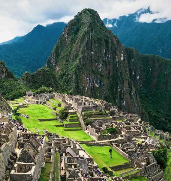 Em um dia nublado, paisagem das ruínas e montanhas do Machu Picchu