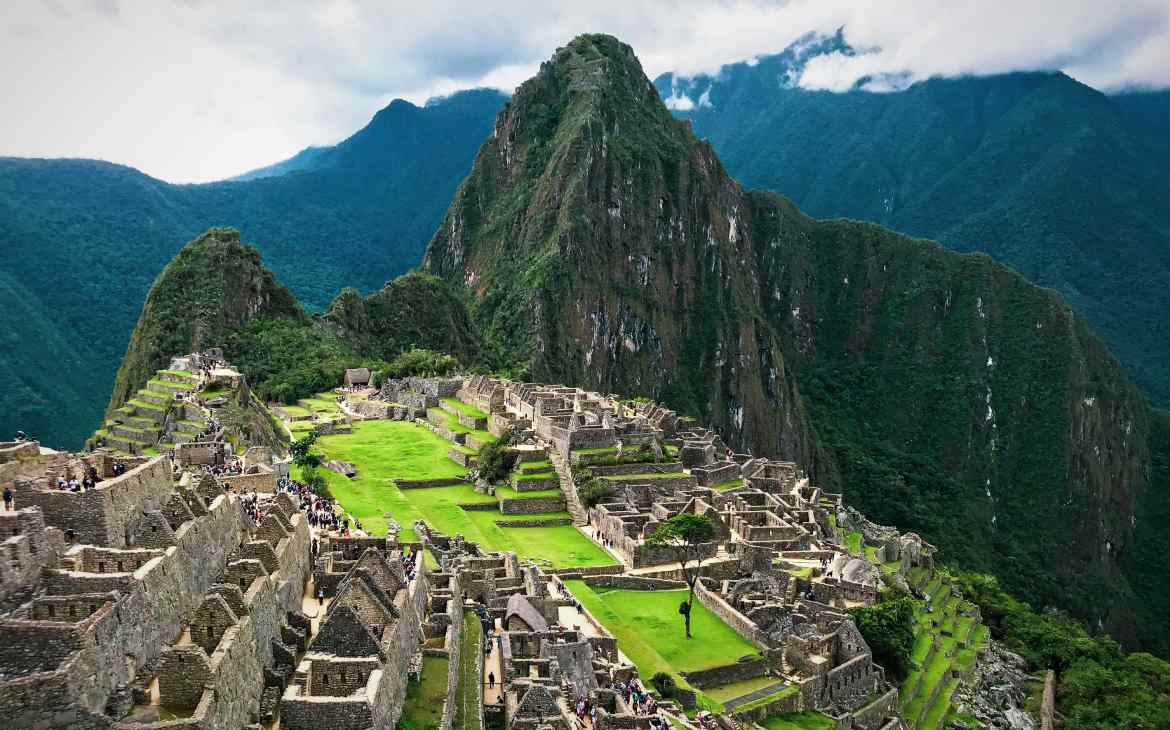 Em um dia nublado, paisagem das ruínas e montanhas do Machu Picchu