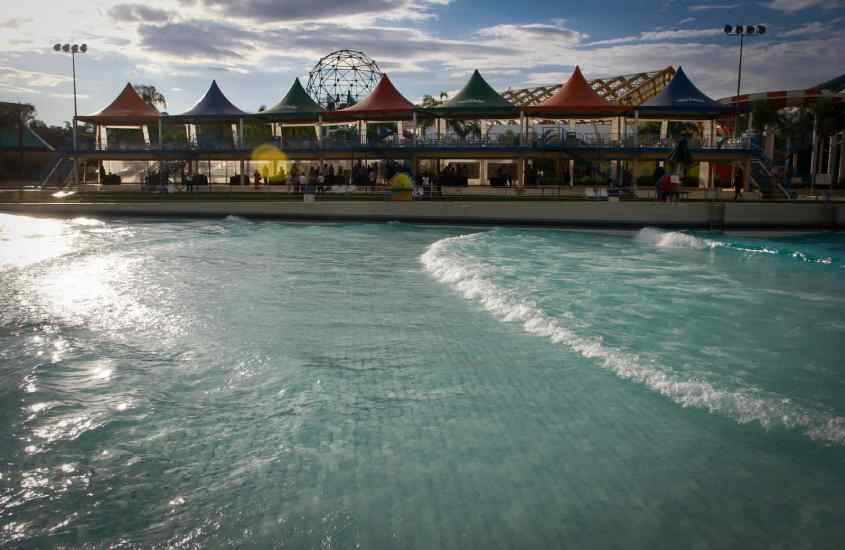 Em um dia de sol, área de piscina do Wetn Wild, um parque aquático em Itupeva, uma cidade perto do hopi hari com tendas dos lados