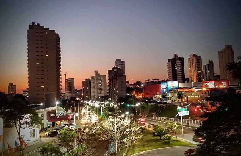 Durante o anoitecer, paisagem de Jundiaí uma cidade perto do hopi hari com árvore, casas e prédios iluminados