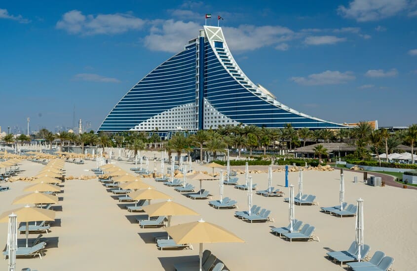 durante o dia, espreguiçadeiras em areia de Jumeirah Beach