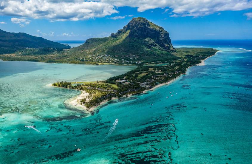 Em um dia ensolarado, paisagem das ilhas Maurício com montanhas e mar o redor