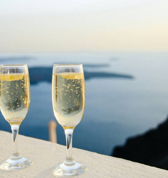 Durante o entardecer, taças de champagne com ilhas atrás