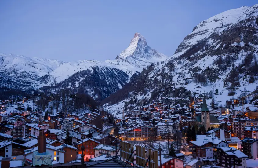 Vila de Zermatt ao entardecer com a montanha Matterhorn ao fundo