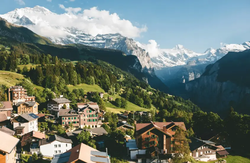 Vila de Wengen nos Alpes Suíços cercada por montanhas