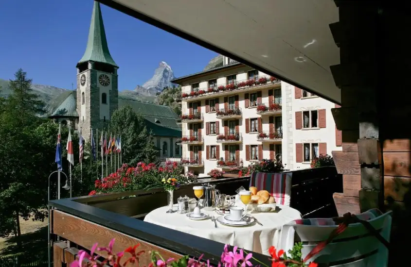 Vista diurna do Grand Hotel Zermatterhof em Zermatt com o Matterhorn ao fundo