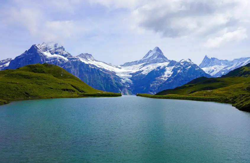 Durante o dia, lago Bachalpsee nos Alpes Suíços com montanhas ao fundo