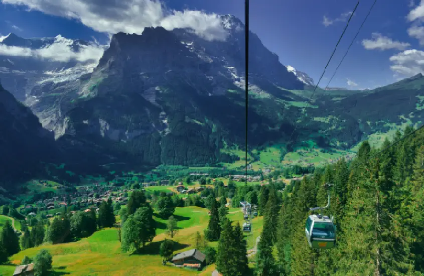 Durante o dia, teleférico nos Alpes Suíços em Grindelwald