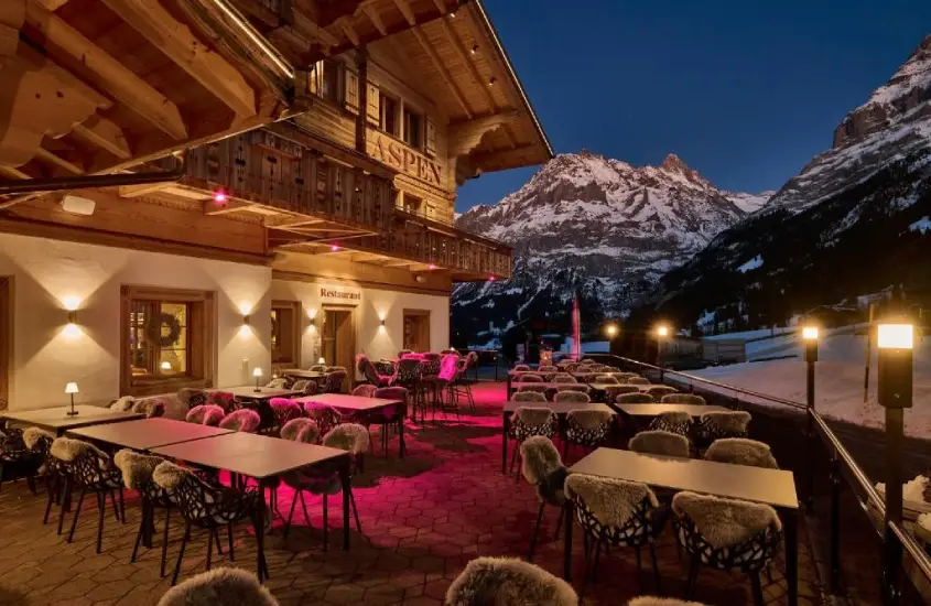 Durante a noite, restaurante ao ar livre no Aspen Alpine Lifestyle Hotel, um dos melhores hotéis nos Alpes Suíços