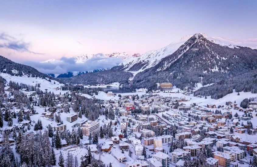 Vista aérea de Davos, Suíça, com neve cobrindo a cidade