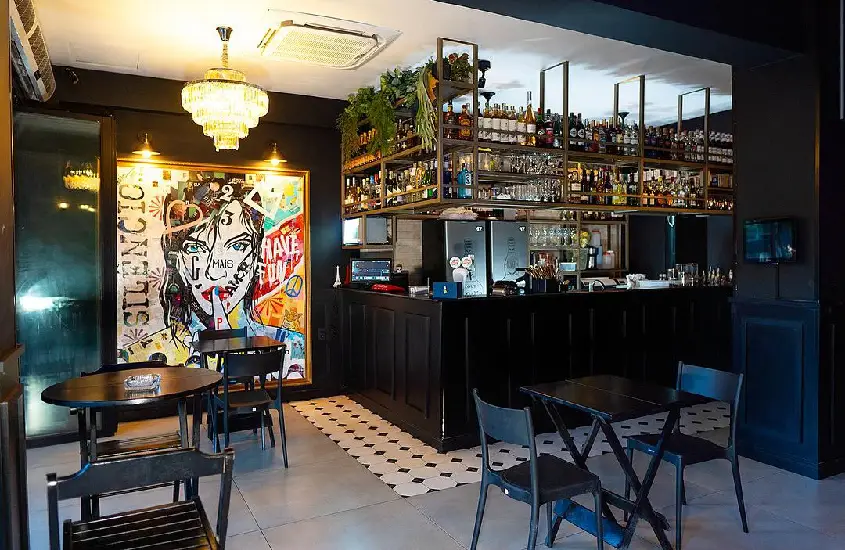 Interior sofisticado do Silêncio Ipanema, um bar LGBTQIA+ acolhedor em Ipanema