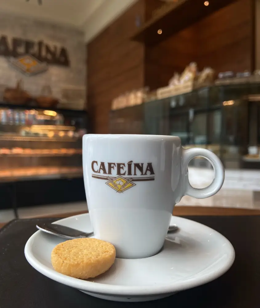 Café expresso no aconchegante Cafeína, famoso por suas opções deliciosas de café da manhã.