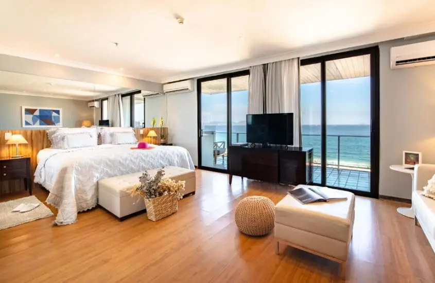 Quarto do Pestana Rio Atlântica com varanda e vista para o mar durante o dia