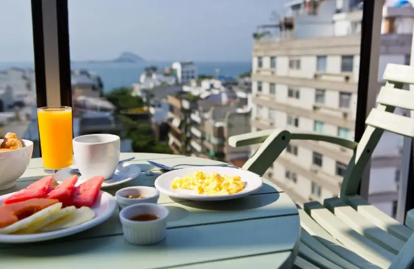 Café da manhã no Ritz Hotel Leblon com vista para a cidade e o mar durante o dia