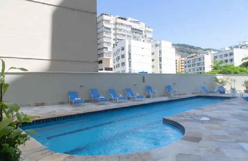 Piscina ao ar livre do Lobie Botafogo Privilege com espreguiçadeiras e prédios ao redor durante o dia