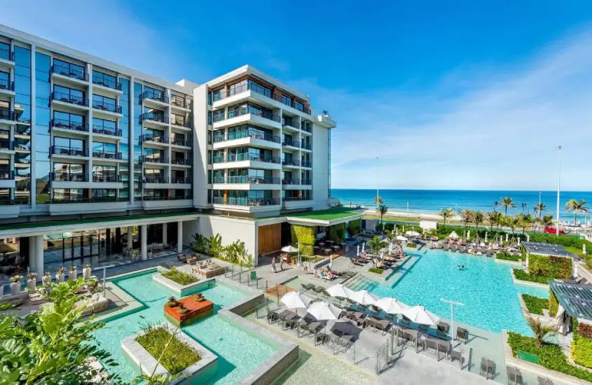 Área da piscina do Grand Hyatt Rio de Janeiro com vista para a praia durante o dia