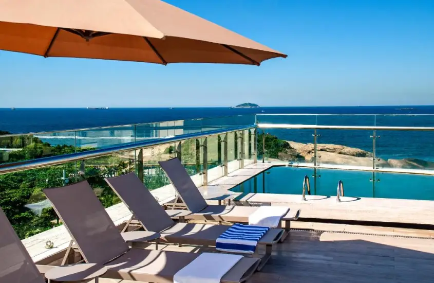 Piscina do Arena Ipanema Hotel com vista para o mar durante o dia