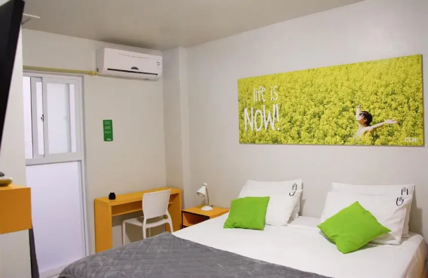 Quarto do Che Lagarto Hostel Ipanema com decoração colorida e moderna durante o dia