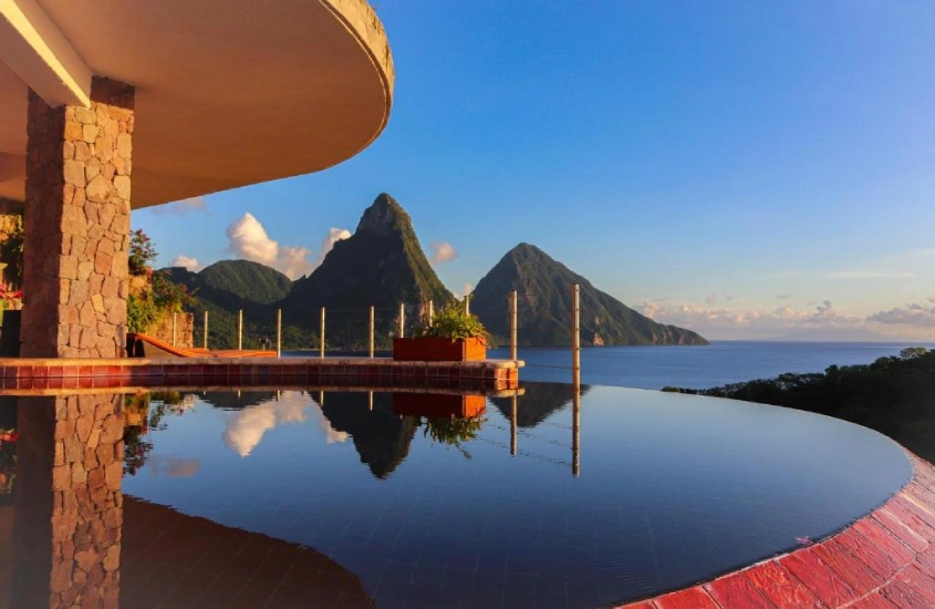 Reflexo das montanhas Pitons em uma piscina infinita no resort Jade Mountain, Santa Lúcia