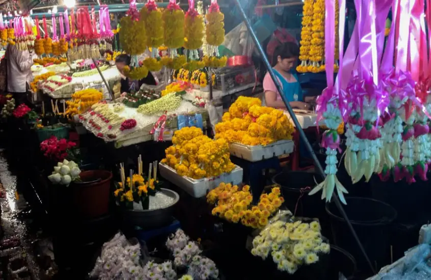 Mercado de flores Ton Lamyai, em Chiang Mai, repleto de flores frescas e arranjos coloridos, prontos para venda