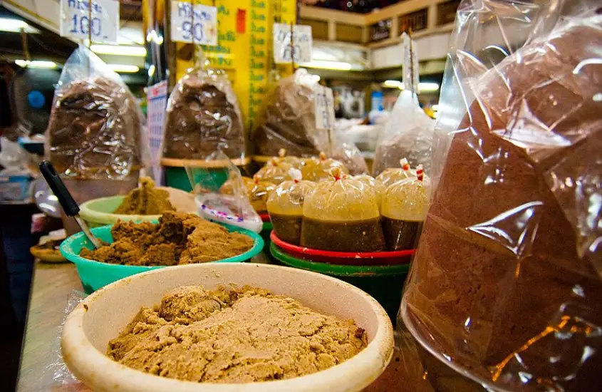 Produtos tradicionais tailandeses em exposição no Warorot Market, um dos mercados mais autênticos e movimentados de Chiang Mai