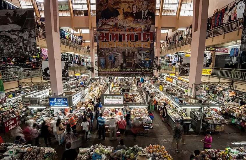 -Warorot Market: Vista interna do Warorot Market em Chiang Mai, com várias barracas vendendo uma variedade de produtos e comida local