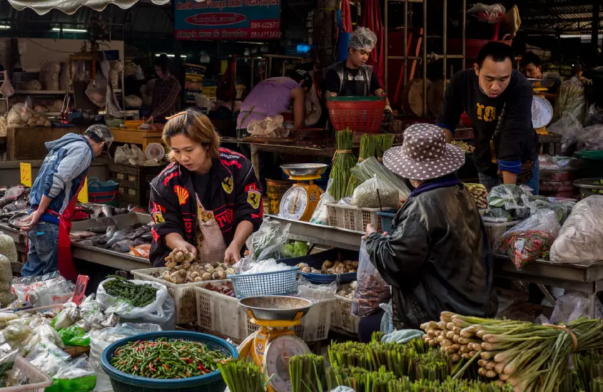 Vendedores locais em ação no Muang Mai Market, um dos principais mercados de produtos frescos em Chiang Mai