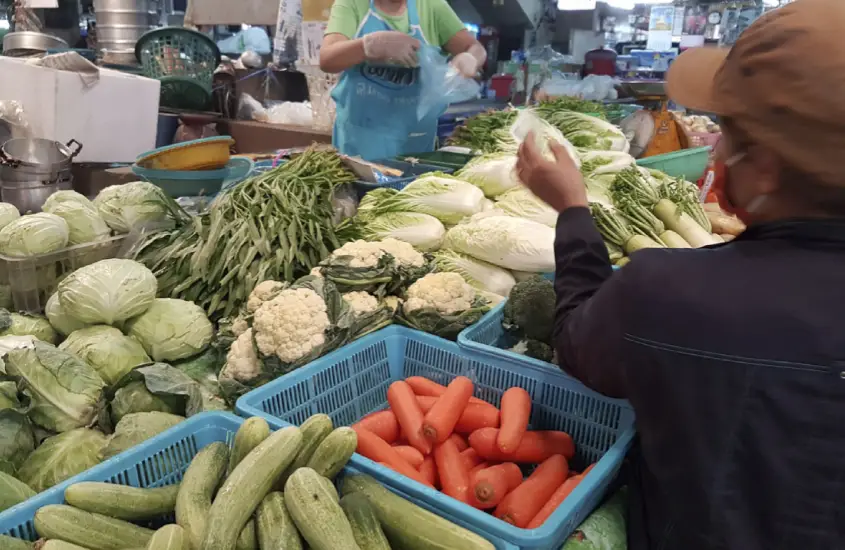 Barraca de vegetais frescos no Sompet Market, um mercado menor e menos turístico em Chiang Mai, popular entre os moradores locais