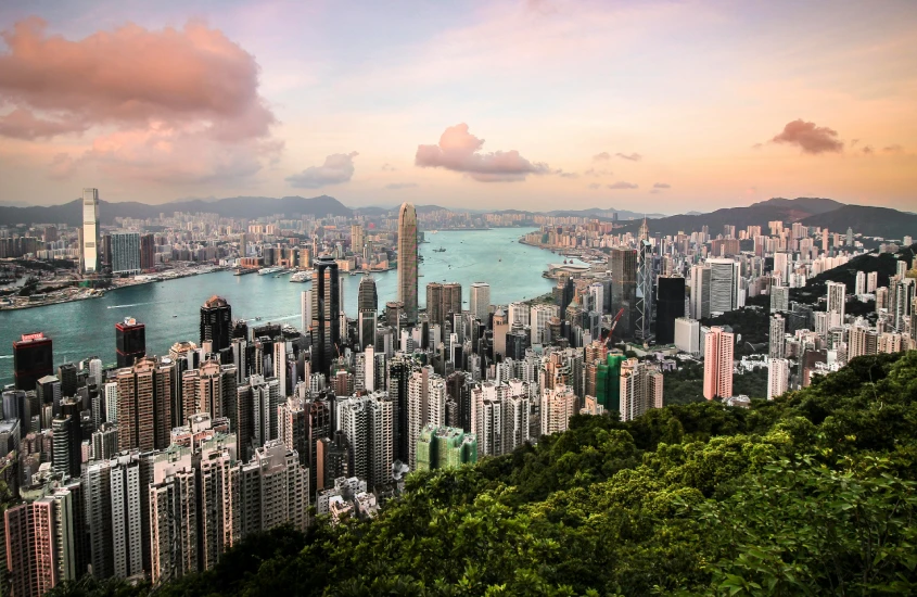 Panorama da cidade de Hong Kong visto do Victoria Peak ao pôr do sol