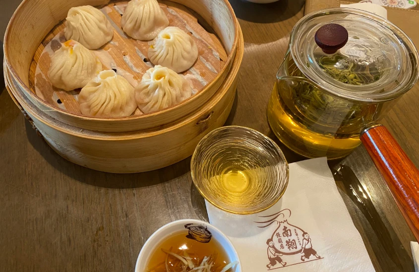 Dumplings ao vapor e chá verde em um restaurante tradicional