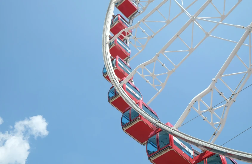 Roda-gigante em um céu azul