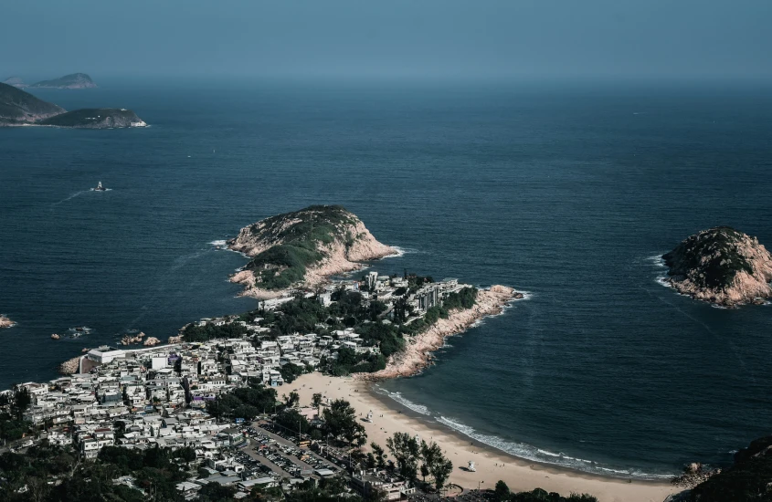 Vista aérea do Dragon’s Back, uma trilha de montanha em Hong Kong cercada pelo mar e pequenas ilhas