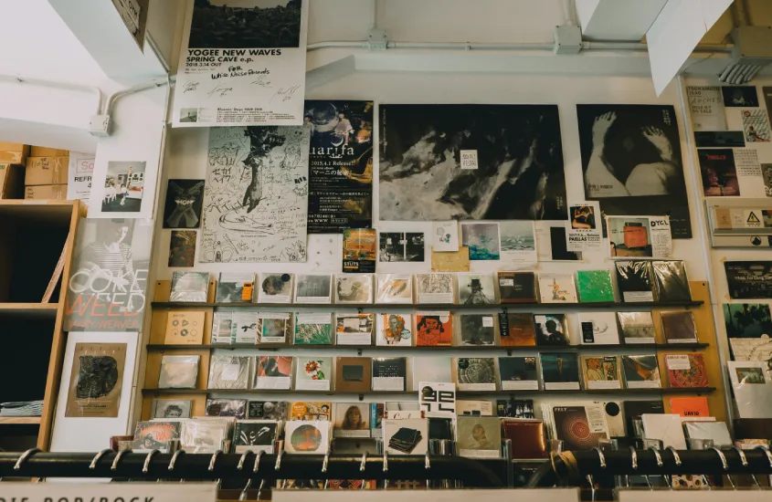 Interior de uma loja de discos de vinil com pôsteres nas paredes