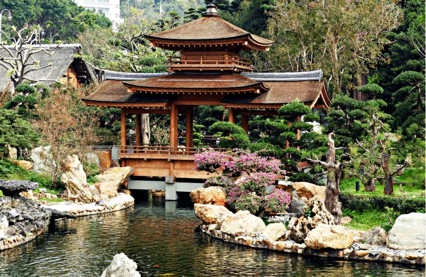 Estrutura de madeira em estilo japonês sobre uma lagoa em um jardim tradicional em Hong Kong