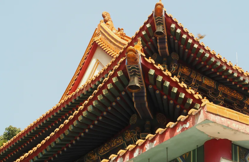 Detalhe de telhado tradicional em um templo chinês em Hong Kong, com ornamentações coloridas