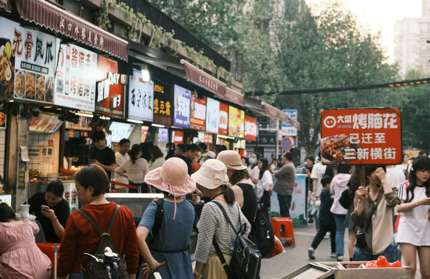 Rua movimentada de Hong Kong com barracas de comida e pessoas fazendo fila