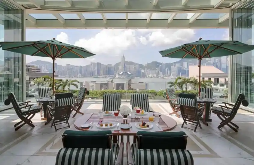 Terraço com vista para o horizonte de Hong Kong, com mesas e cadeiras ao ar livre