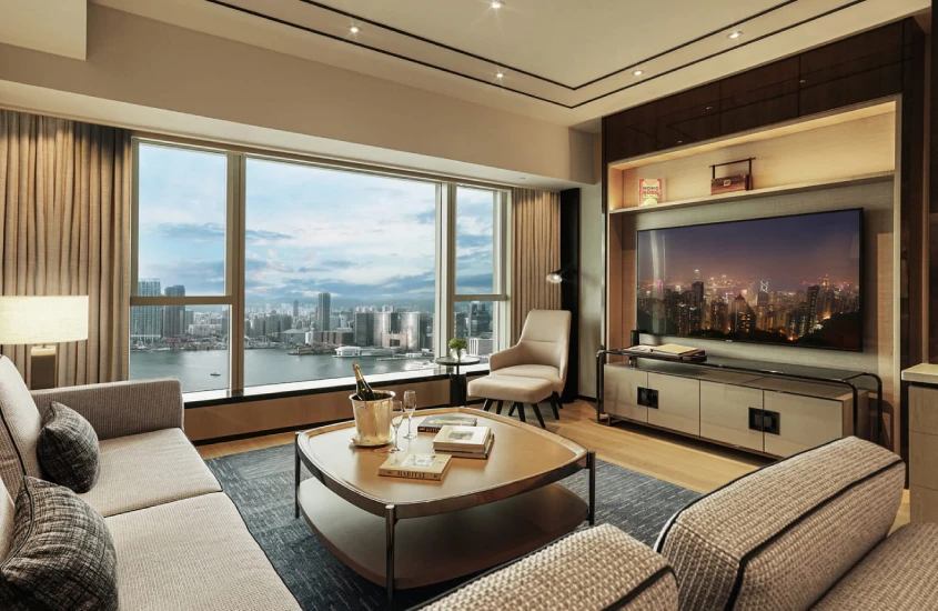 Sala de estar de uma suíte de luxo no Four Seasons Hotel Hong Kong com vista para o porto