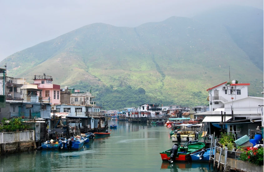 Casas tradicionais de pescadores ao longo de um canal em Tai O, Hong Kong