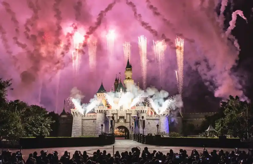 Castelo da Disneylândia de Hong Kong iluminado por fogos de artifício à noite