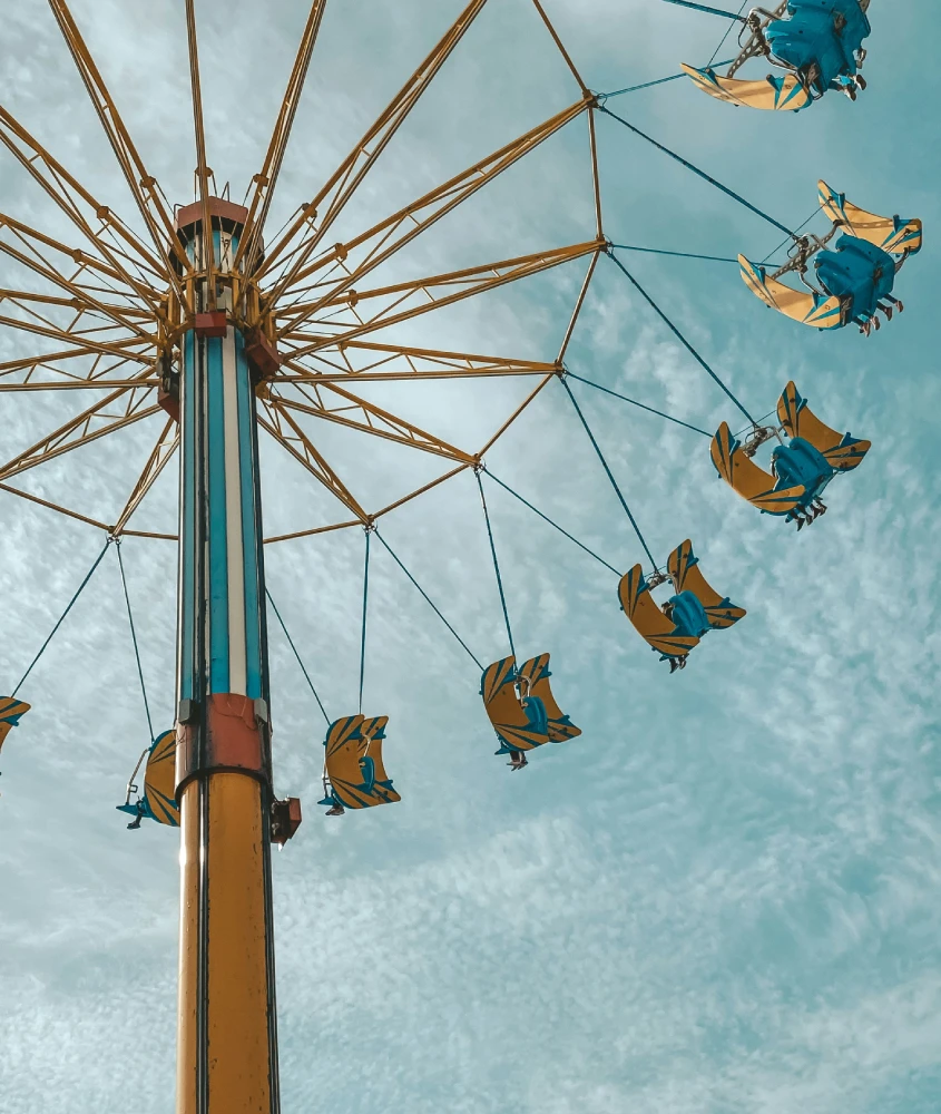 Brinquedo de parque de diversões com cadeiras giratórias em um dia de céu claro