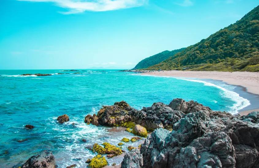 Durante o dia, uma tranquila praia em Penha, com águas cristalinas e um horizonte sereno