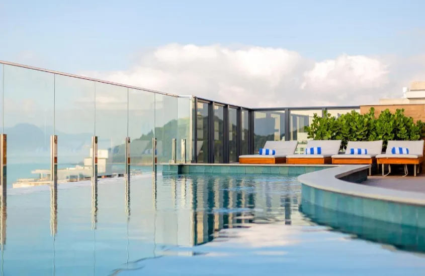 Piscina com borda infinita no rooftop do hotel perto do Beto Carrero, em uma manhã ensolarada, destacando a exclusividade e o luxo em Itajaí.