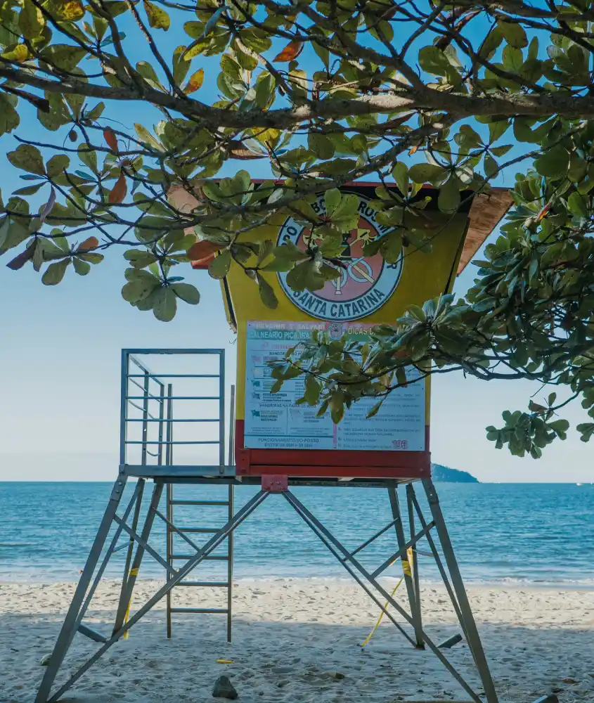 Posto de salva-vidas em Balneário Piçarras, uma das praias tranquilas da região, com o mar azul ao fundo e uma manhã ensolarada