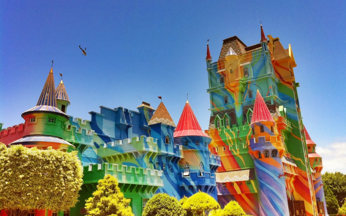 Vista colorida do Castelo das Nações, uma das atrações icônicas do Beto Carrero World