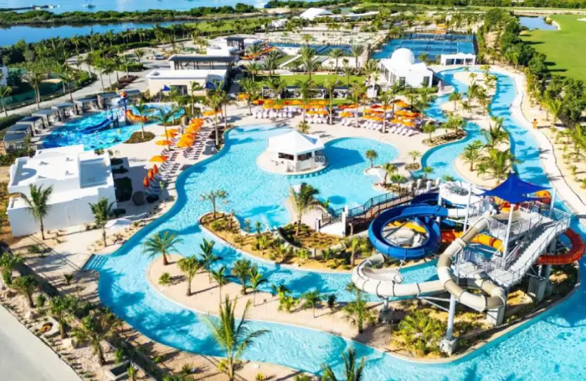 Hotel com parque aquático no Caribe, com várias piscinas, toboáguas e vista para o mar